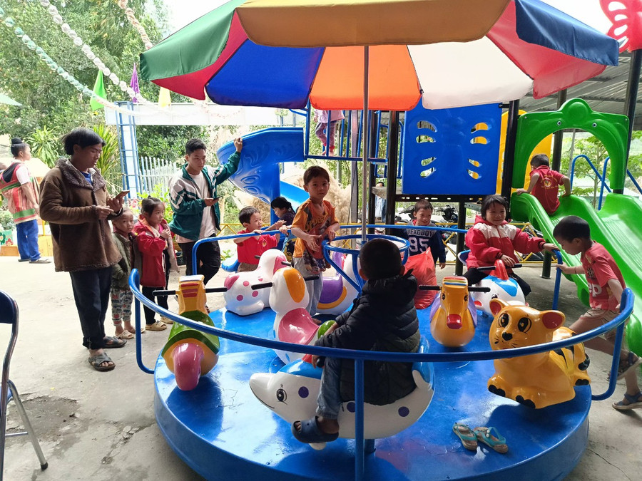 Những bộ đồ chơi được tặng sẽ giúp thu hút trẻ ở vùng biên Mường Mươn đến trường. Những bộ đồ chơi được tặng sẽ giúp thu hút trẻ ở vùng biên Mường Mươn đến trường.