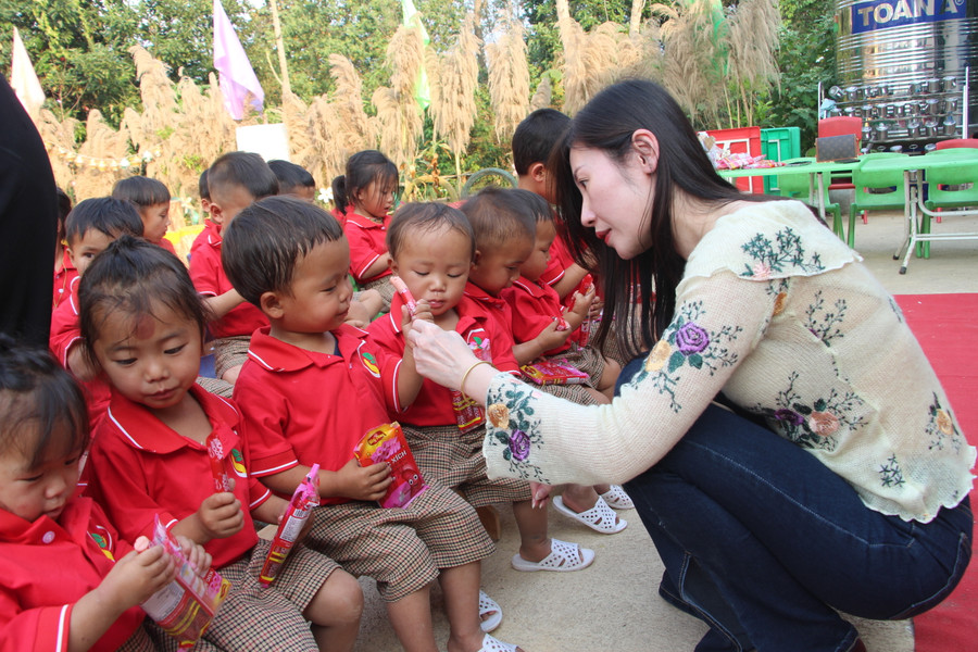 Những đứa trẻ thích thú với những chiếc xúc xích được tặng. Những đứa trẻ thích thú với những chiếc xúc xích được tặng.