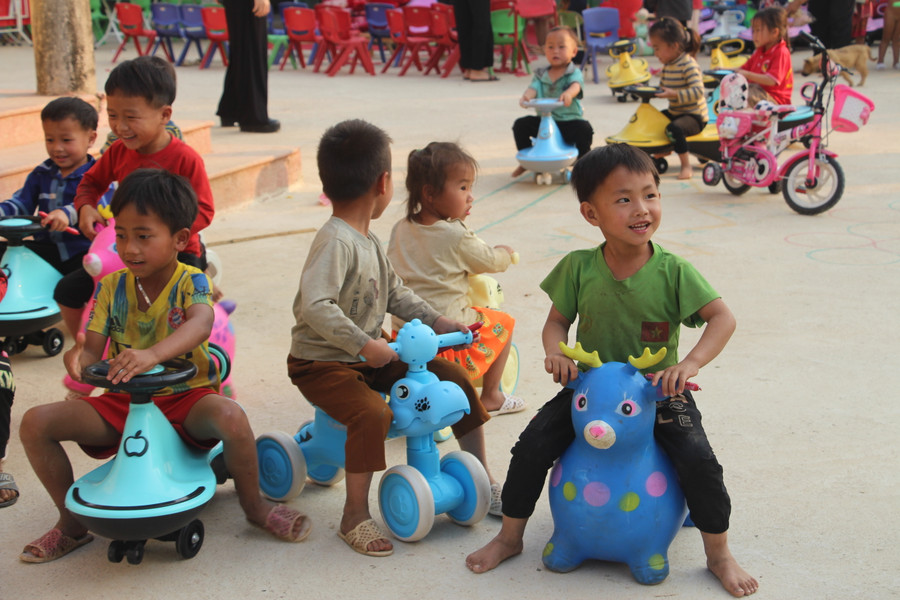 Niềm vui khi có đồ chơi của trẻ tại điểm bản Pú Chả. Niềm vui khi có đồ chơi của trẻ tại điểm bản Pú Chả.