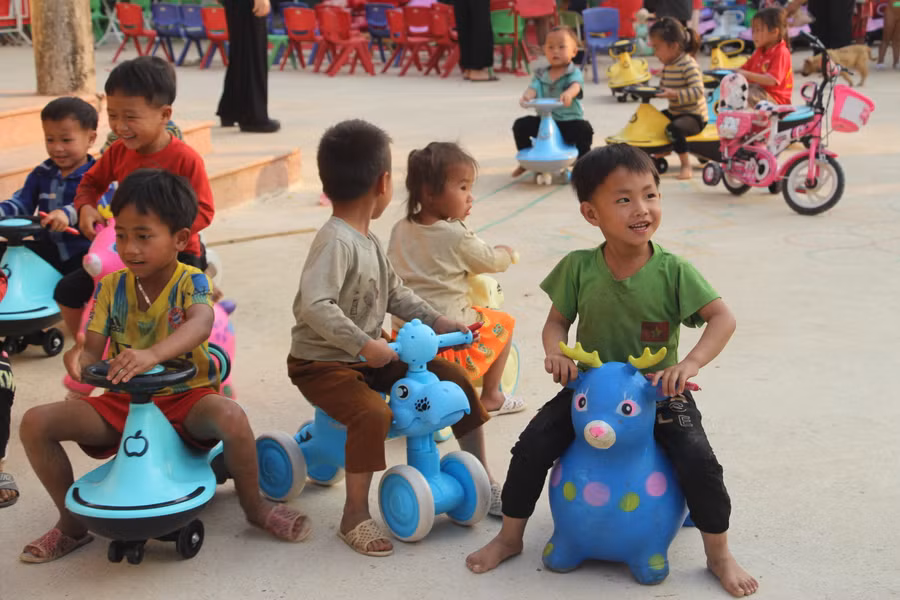 Niềm vui khi có đồ chơi của trẻ tại điểm bản Pú Chả.