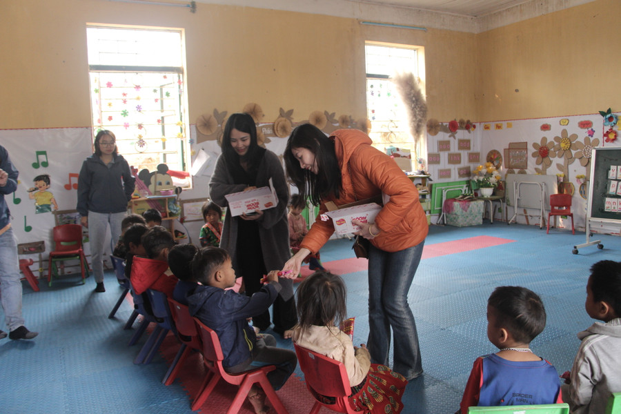 Trao quà cho học sinh tại Điểm trường Pú Vang, Trường Mầm non Mường Mươn số 2. Trao quà cho học sinh tại Điểm trường Pú Vang, Trường Mầm non Mường Mươn số 2.