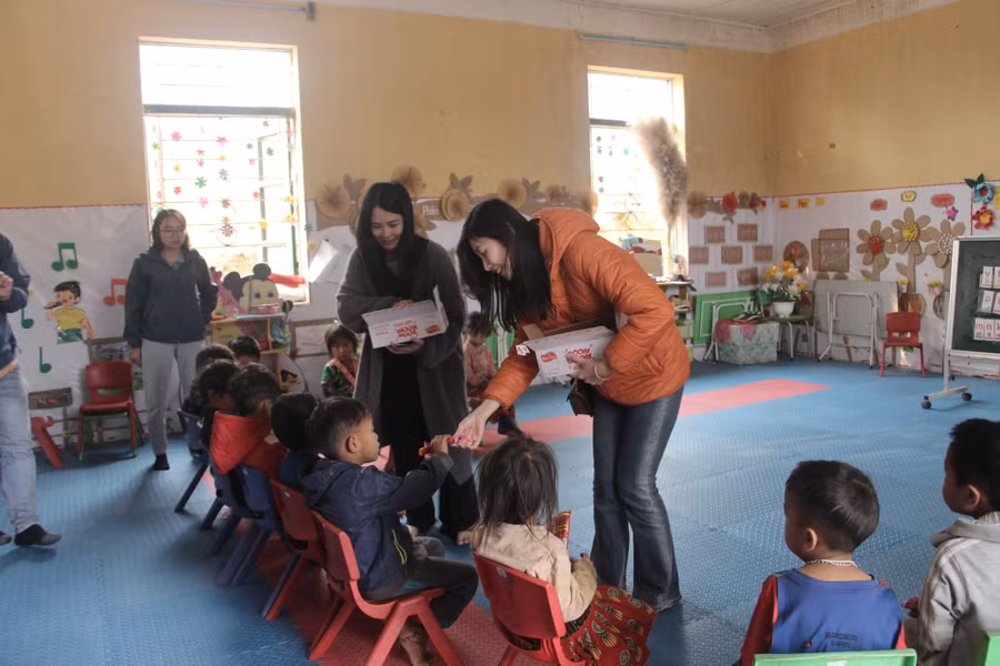 Trao quà cho học sinh tại Điểm trường Pú Vang, Trường Mầm non Mường Mươn số 2.