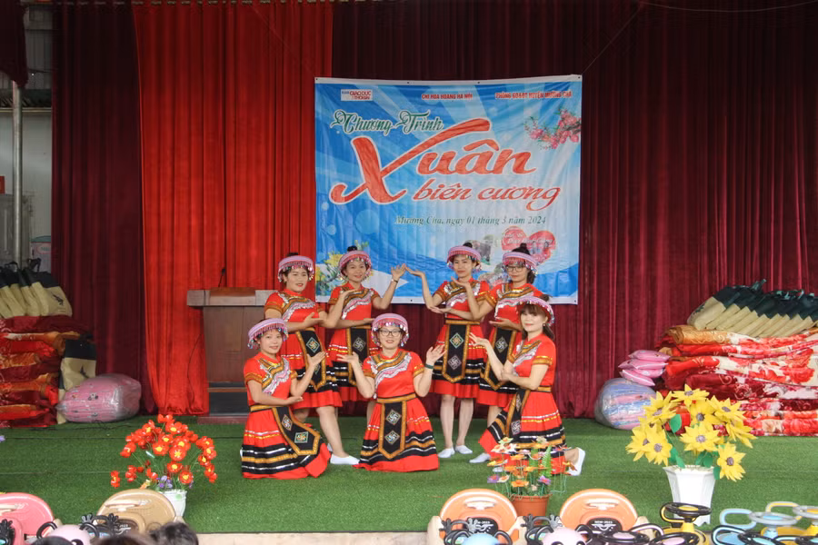 Tiết mục của các giáo viên Trường Mầm non Mường Mươn số 2.