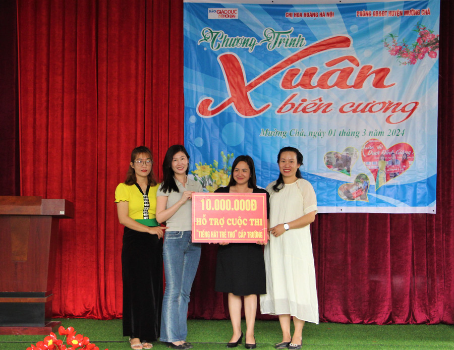 Trao tặng 10 triệu đồng hỗ trợ cuộc thi Tiếng hát trẻ thơ của Trường Mầm non số Mường Mươn số 2. Trao tặng 10 triệu đồng hỗ trợ cuộc thi Tiếng hát trẻ thơ của Trường Mầm non số Mường Mươn số 2.