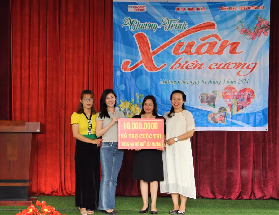 Trao tặng 10 triệu đồng hỗ trợ cuộc thi Tiếng hát trẻ thơ của Trường Mầm non số Mường Mươn số 2.