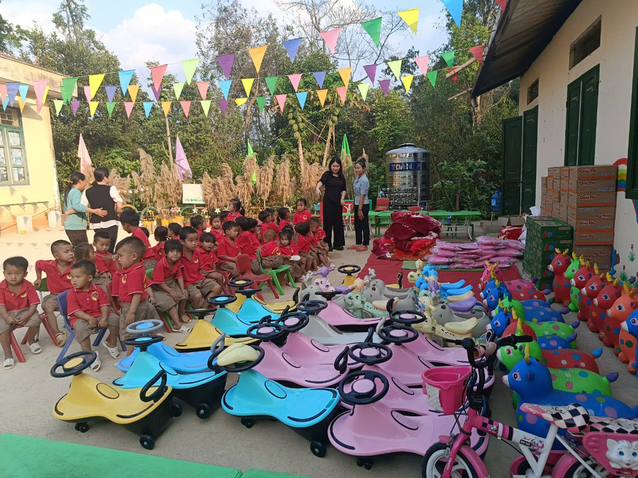 Nhiều món quà ý nghĩa được trao tặng điểm bản Pú Chả, Trường Mầm non Mường Mươn số 2. Nhiều món quà ý nghĩa được trao tặng điểm bản Pú Chả, Trường Mầm non Mường Mươn số 2.