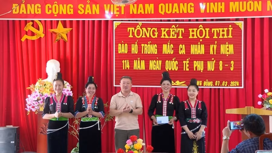 Tổng kết Hội thi đào hố trồng cây mắc ca.