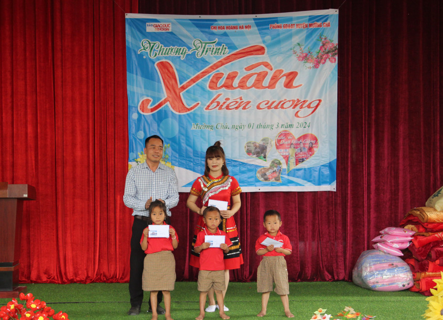 Ông Nguyễn Minh Thịnh trao quà cho giáo viên, học sinh có hoàn cảnh đặc biệt khó khăn. Ông Nguyễn Minh Thịnh trao quà cho giáo viên, học sinh có hoàn cảnh đặc biệt khó khăn.