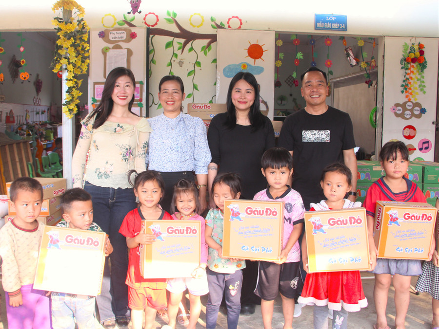 Trao quà tại điểm bản Huổi Vang, Trường Mầm non Mường Mươn số 1. Trao quà tại điểm bản Huổi Vang, Trường Mầm non Mường Mươn số 1.