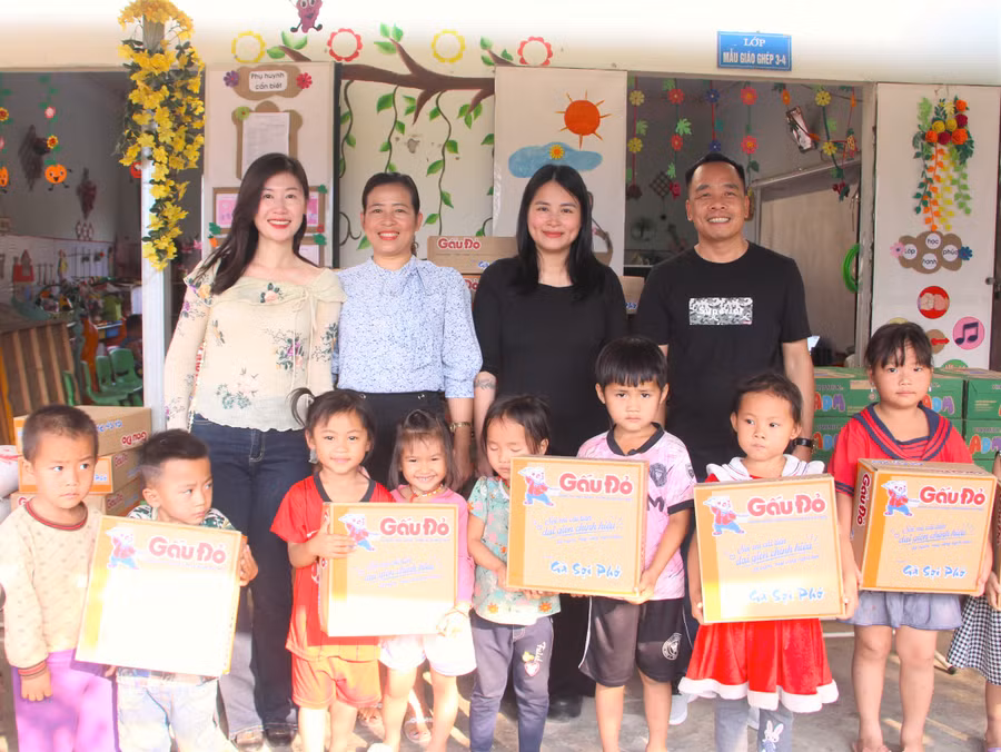 Trao quà tại điểm bản Huổi Vang, Trường Mầm non Mường Mươn số 1.