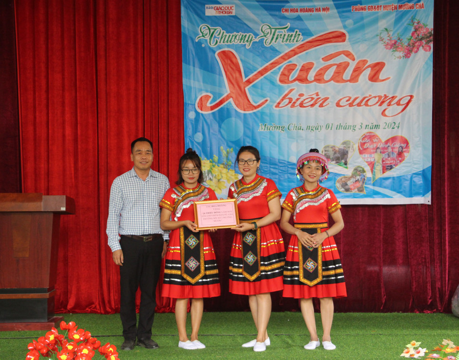 Trao 20 triệu đồng cho điểm trường Pú Chả lợp mái tôn sân chơi và bếp ăn của trẻ. Trao 20 triệu đồng cho điểm trường Pú Chả lợp mái tôn sân chơi và bếp ăn của trẻ.