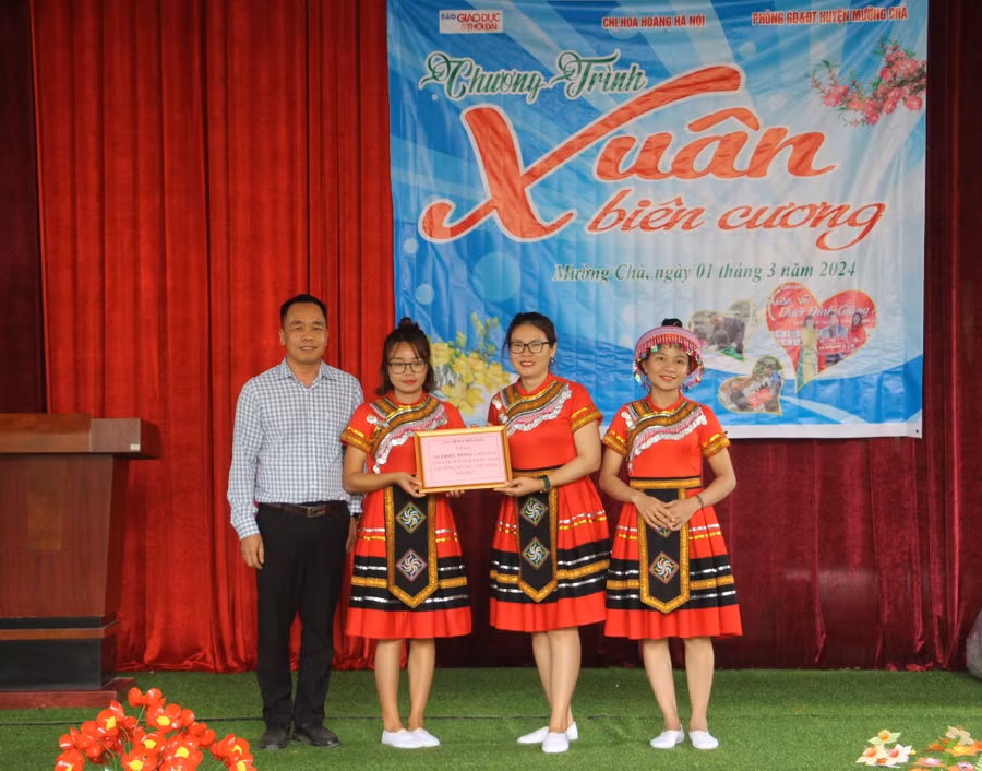 Trao 20 triệu đồng cho điểm trường Pú Chả lợp mái tôn sân chơi và bếp ăn của trẻ.