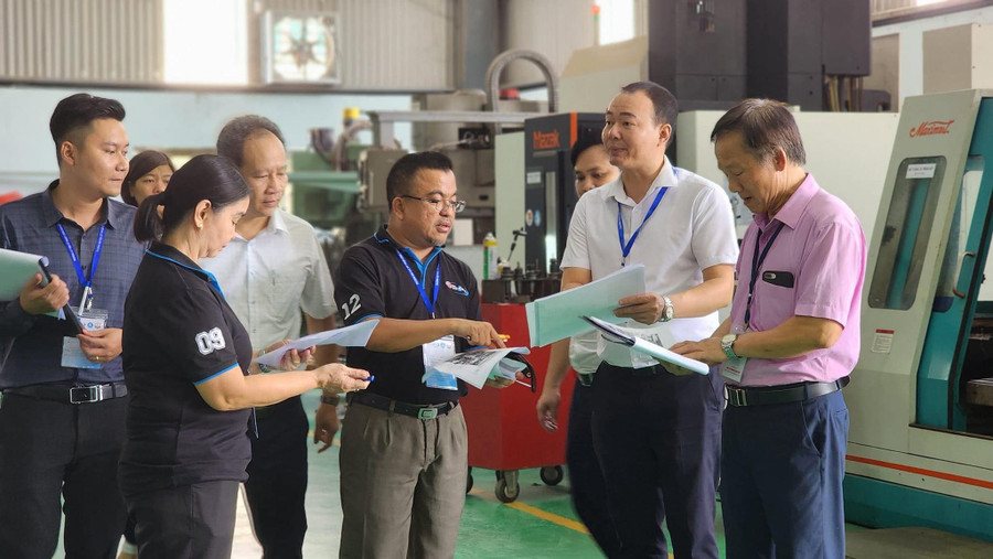 Đoàn đánh giá thăm quan cơ sở vật chất tại khoa Cơ khí.