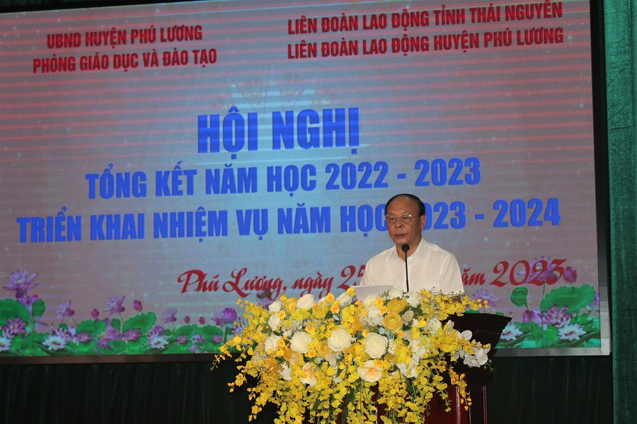 Ông Nguyễn Đức Dũng, Trưởng Phòng GD&amp;ĐT huyện Phú Lương phát biểu tại Hội nghị.