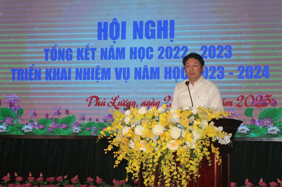 Ông Nguyễn Quốc Hữu, Ủy viên Ban chấp hành Đảng bộ tỉnh, Bí thư Huyện ủy Phú Lương phát biểu tại Hội nghị.