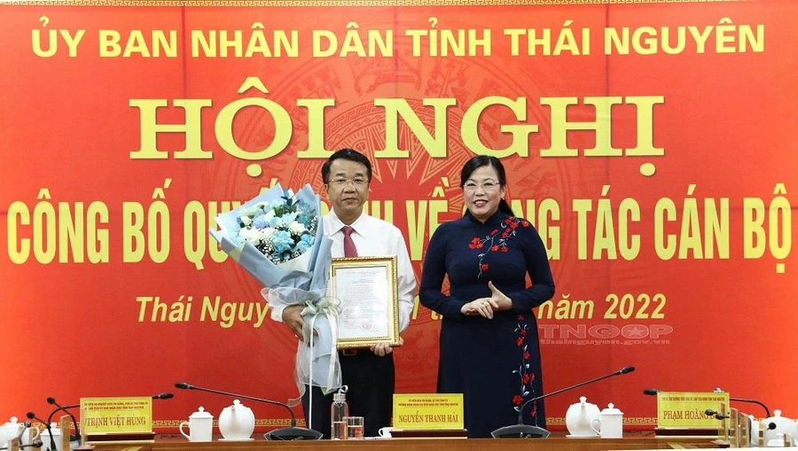 Bí thư Tỉnh ủy Nguyễn Thanh Hải thừa ủy quyền Thủ tướng Chính phủ trao quyết định cho ông Nguyễn Thanh Bình, Phó Chủ tịch UBND tỉnh Thái Nguyên (Ảnh: Thainguyen.gov.vn)