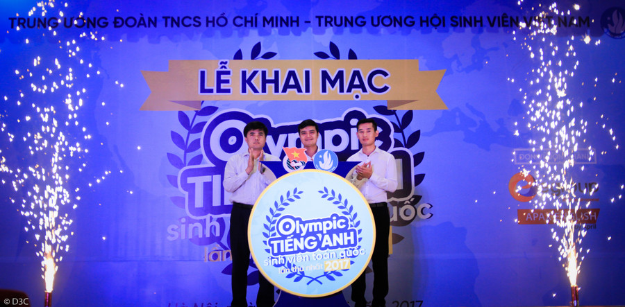 Đồng chí Bùi Quang Huy – Bí thư BCH Trung ương Đoàn (giữa) , đồng chí Bùi Văn Linh – Phó Vụ trưởng Vụ Công tác Học sinh, sinh viên (Bộ GD&ĐT bên phải) và đại diện đơn vị đồng hành Tập đoàn Egroup cùng bấm nút khởi động Hội thi