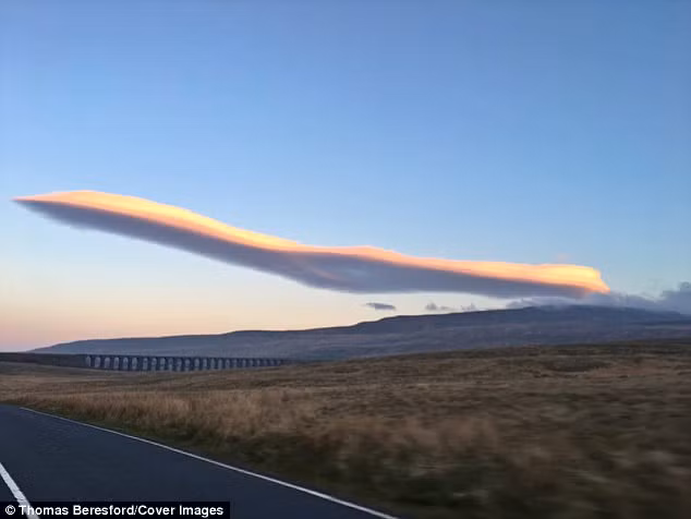 Đám mây lạ có hình dạng giống máy bay siêu thanh Concorde trên bầu trời Anh quốc.