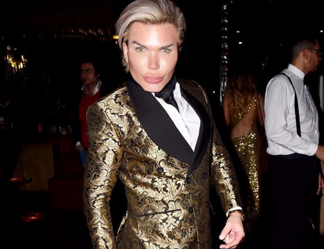 Búp bê Ken quyết định dao kéo lần thứ 58 để có màu mắt mới - Ảnh 4.