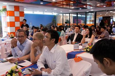 Đông đào các thầy cô giáo, phụ huynh và các em học sinh đến tham gia buổi lễ Đông đào các thầy cô giáo, phụ huynh và các em học sinh đến tham gia buổi lễ