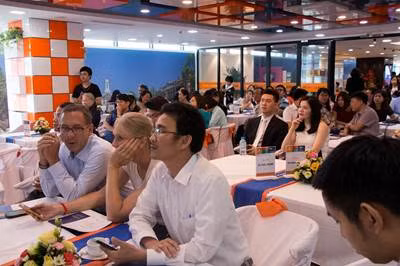 Đông đào các thầy cô giáo, phụ huynh và các em học sinh đến tham gia buổi lễ