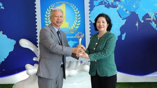 Đại diện Ban tổ chức chương trình trao giải thưởng Doanh nhân Xuất sắc 2022 cho bà Mai Kiều Liên