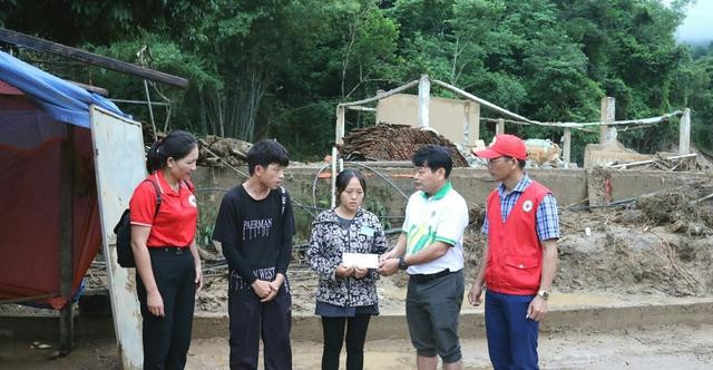 Đoàn công tác thăm hỏi, động viên gia đình chị Và Y Dở (bản Sơn Hà, xã Tà Cạ). Đoàn công tác thăm hỏi, động viên gia đình chị Và Y Dở (bản Sơn Hà, xã Tà Cạ).