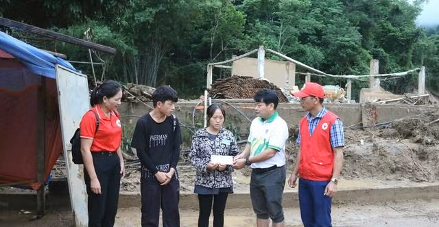 Đoàn công tác thăm hỏi, động viên gia đình chị Và Y Dở (bản Sơn Hà, xã Tà Cạ).