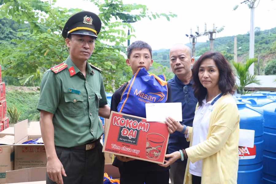 Đại diện Tập đoàn Masan động viên, trao tặng nhiều phần quà thiết yếu để hỗ trợ người dân vùng chịu thiệt hại nặng nhất của Nghệ An.