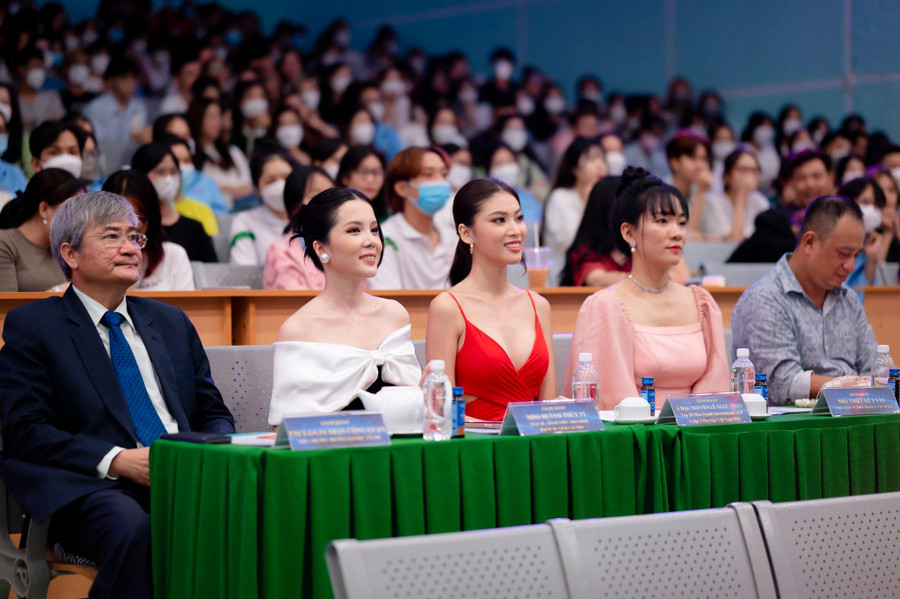 Tại bán kết Hoa khôi Sinh viên TDU, Á hậu Ngọc Thảo và Hoa khôi Thúy Vi đóng vai trò thành viên ban giám khảo. Tại bán kết Hoa khôi Sinh viên TDU, Á hậu Ngọc Thảo và Hoa khôi Thúy Vi đóng vai trò thành viên ban giám khảo.