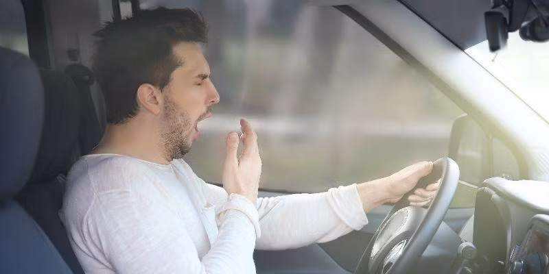 Tuyệt đối không được để cơ thể rơi vào tình trạng buồn ngủ khi lái xe đêm (hình minh họa) 