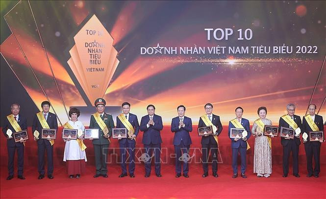 Thủ tướng Phạm Minh Chính trao tặng danh hiệu tôn vinh các doanh nhân được vinh danh Top 10 Doanh nhân Việt Nam tiêu biểu nhất. Ảnh: Dương Giang/TTXVN Thủ tướng Phạm Minh Chính trao tặng danh hiệu tôn vinh các doanh nhân được vinh danh Top 10 Doanh nhân Việt Nam tiêu biểu nhất. Ảnh: Dương Giang/TTXVN