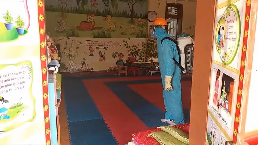 Các trường chủ động phun khử khuẩn đón học sinh trở lại sau Tết.