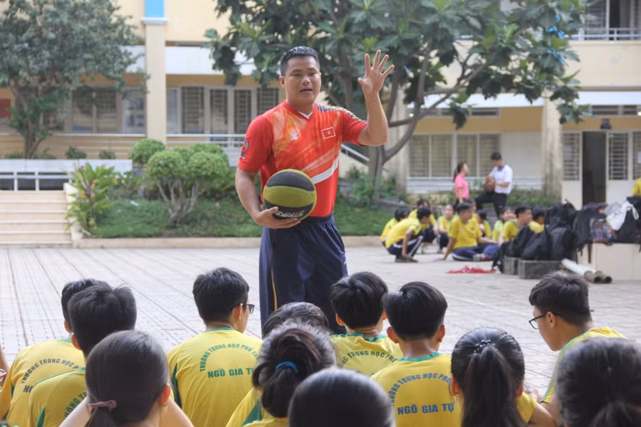Một tiết học giáo dục thể chất ở Trường THPT Ngô Gia Tự.