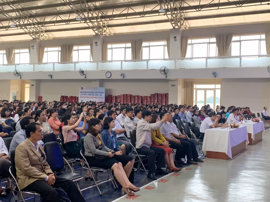 Giáo viên cốt cán các trường THCS trên địa bàn tỉnh dự khai mạc bồi dưỡng thường xuyên giáo năm học 2020-2021.