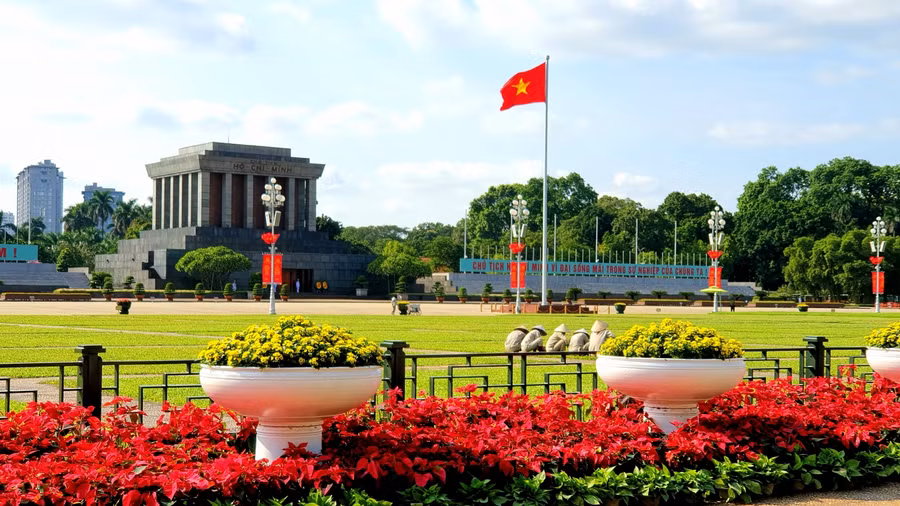 Quảng trường Ba Đình đỏ thắm sắc hoa trước thềm Đại hội đại biểu lần thứ XVII Đảng bộ Thành phố Hà Nội.