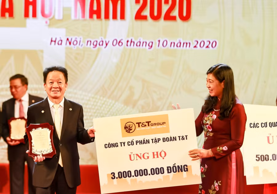 Chủ tịch HĐQT kiêm TGĐ Tập đoàn T&T Group - Ông Đỗ Quang Hiển (bên trái) trao ủng hộ Quỹ Vì người nghèo của thành phố Hà Nội