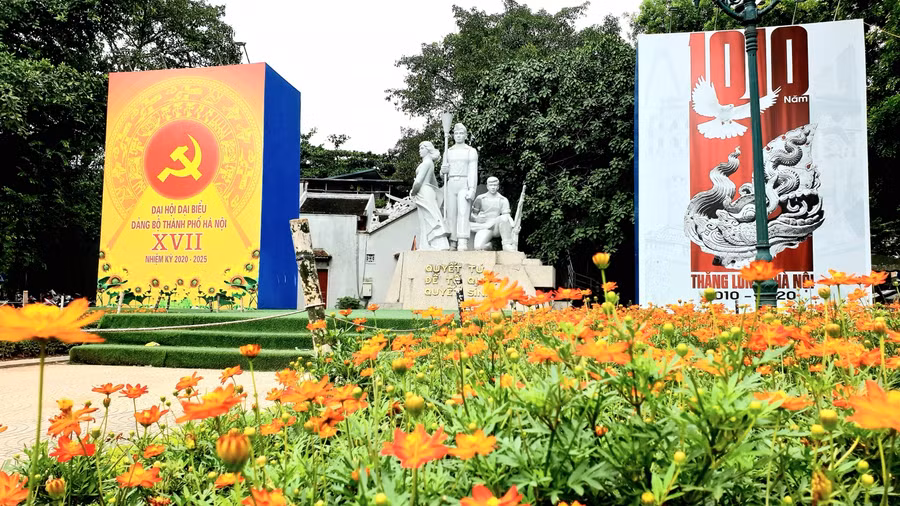 Không khí tưng bừng chào mừng Đại hội đại biểu Đảng bộ Thành phố Hà Nội lần thứ XVII và Ngày lễ kỷ niệm 1010 năm Thăng Long - Hà Nội hiện diện trên khắp mọi ngả đường.