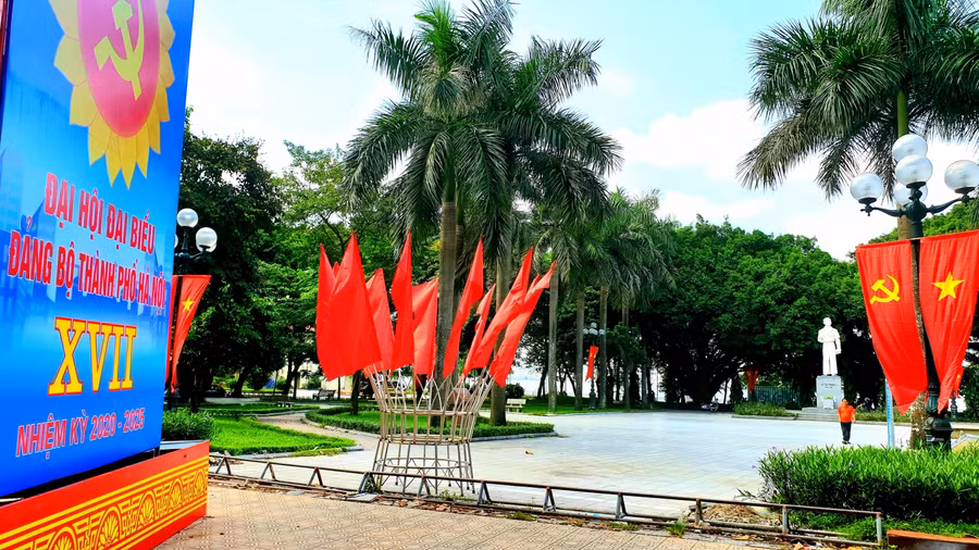Hà Nội rực rỡ cờ hoa chào mừng Đại hội Đảng bộ thành phố lần thứ XVII ảnh 4
