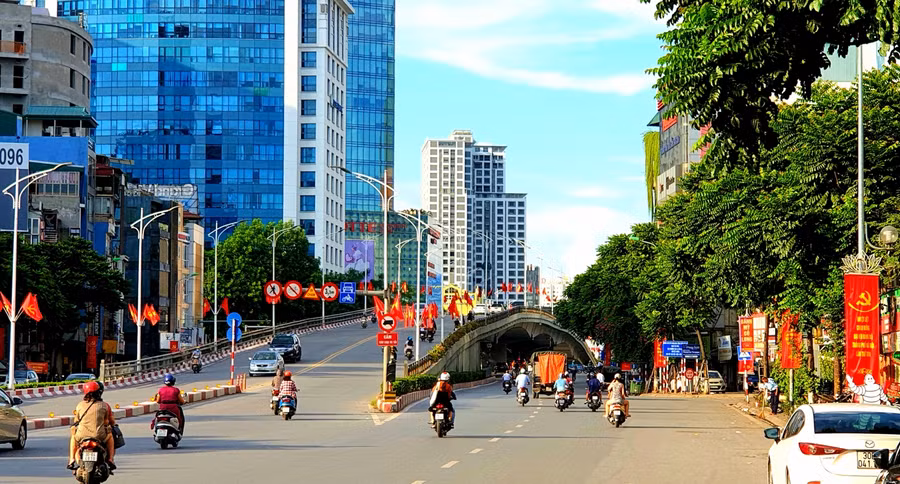 Cờ, biểu ngữ chào mừng Đại hội đại biểu Đảng bộ Thành phố khóa XVII, nhiệm kỳ 2020-2025 được trang hoàng trên các tuyến phố trung tâm.