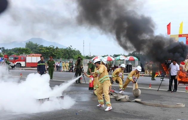 Thi tiếp sức cứu người chữa cháy.