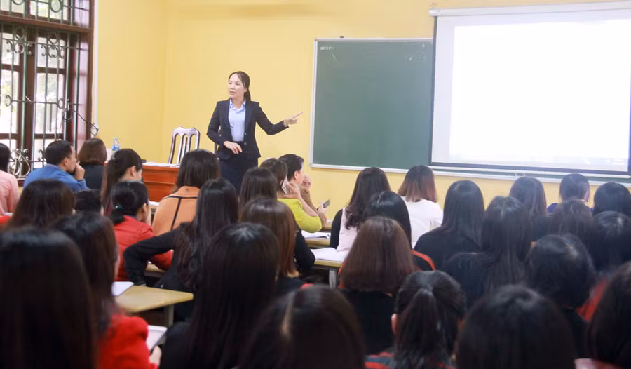 Báo cáo viên trao đổi, định hướng cho giáo viên tham gia tập huấn