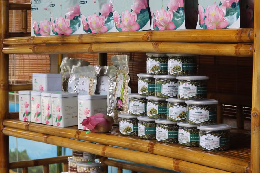 Một số sản phẩm OCOP ở Làng Sen (xã Kim Liên, huyện Nam Đàn).