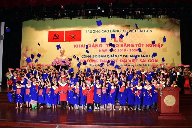Các tân cử nhân trong ngày vui tốt nghiệp Các tân cử nhân trong ngày vui tốt nghiệp