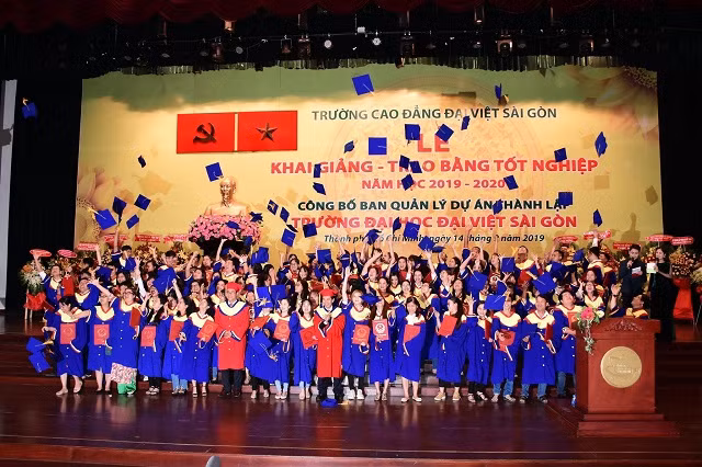 Các tân cử nhân trong ngày vui tốt nghiệp