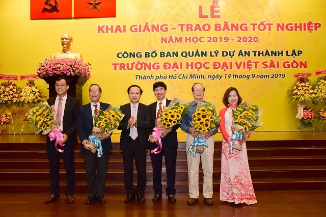 Tiến sĩ Phạm Tất Thắng – Phó chủ nhiệm Ủy ban Văn hóa, Giáo dục, Thanh niên, Thiếu niên và Nhi đồng của Quốc hội tặng hoa chúc mừng Ban quản lý dự án thành lập Trường Đại học Đại Việt Sài Gòn Tiến sĩ Phạm Tất Thắng – Phó chủ nhiệm Ủy ban Văn hóa, Giáo dục, Thanh niên, Thiếu niên và Nhi đồng của Quốc hội tặng hoa chúc mừng Ban quản lý dự án thành lập Trường Đại học Đại Việt Sài Gòn