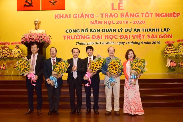 Tiến sĩ Phạm Tất Thắng – Phó chủ nhiệm Ủy ban Văn hóa, Giáo dục, Thanh niên, Thiếu niên và Nhi đồng của Quốc hội tặng hoa chúc mừng Ban quản lý dự án thành lập Trường Đại học Đại Việt Sài Gòn