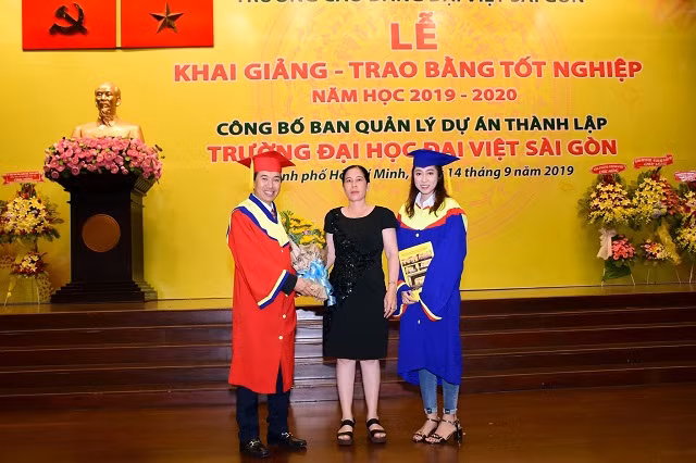 Tân khoa Bùi Thị Mỹ Linh và phụ huynh tặng hoa cho Tiến sĩ Lê Lâm thay cho lời cảm ơn chân thành và sâu sắc