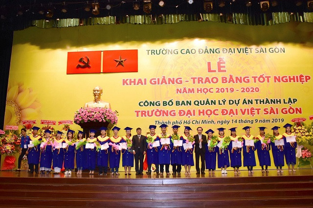 Tiến sĩ Phạm Tất Thắng – Phó chủ nhiệm Ủy ban Văn hóa, Giáo dục, Thanh niên, Thiếu niên và Nhi đồng của Quốc hội và Tiến sĩ Phạm Vũ Quốc Bình – Cục trưởng Cục Kiểm định chất lượng Giáo dục nghề nghiệp – Tổng cục Giáo dục nghề nghiệp trao tặng giấy khen phần thưởng cho các tân khoa có thành tích học tập xuất sắc Tiến sĩ Phạm Tất Thắng – Phó chủ nhiệm Ủy ban Văn hóa, Giáo dục, Thanh niên, Thiếu niên và Nhi đồng của Quốc hội và Tiến sĩ Phạm Vũ Quốc Bình – Cục trưởng Cục Kiểm định chất lượng Giáo dục nghề nghiệp – Tổng cục Giáo dục nghề nghiệp trao tặng giấy khen phần thưởng cho các tân khoa có thành tích học tập xuất sắc