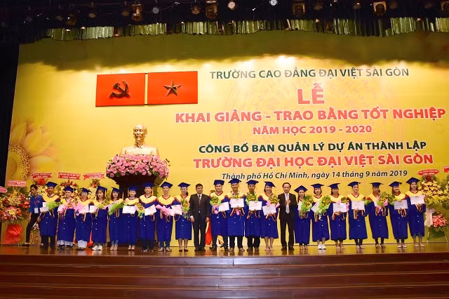 Tiến sĩ Phạm Tất Thắng – Phó chủ nhiệm Ủy ban Văn hóa, Giáo dục, Thanh niên, Thiếu niên và Nhi đồng của Quốc hội và Tiến sĩ Phạm Vũ Quốc Bình – Cục trưởng Cục Kiểm định chất lượng Giáo dục nghề nghiệp – Tổng cục Giáo dục nghề nghiệp trao tặng giấy khen phần thưởng cho các tân khoa có thành tích học tập xuất sắc